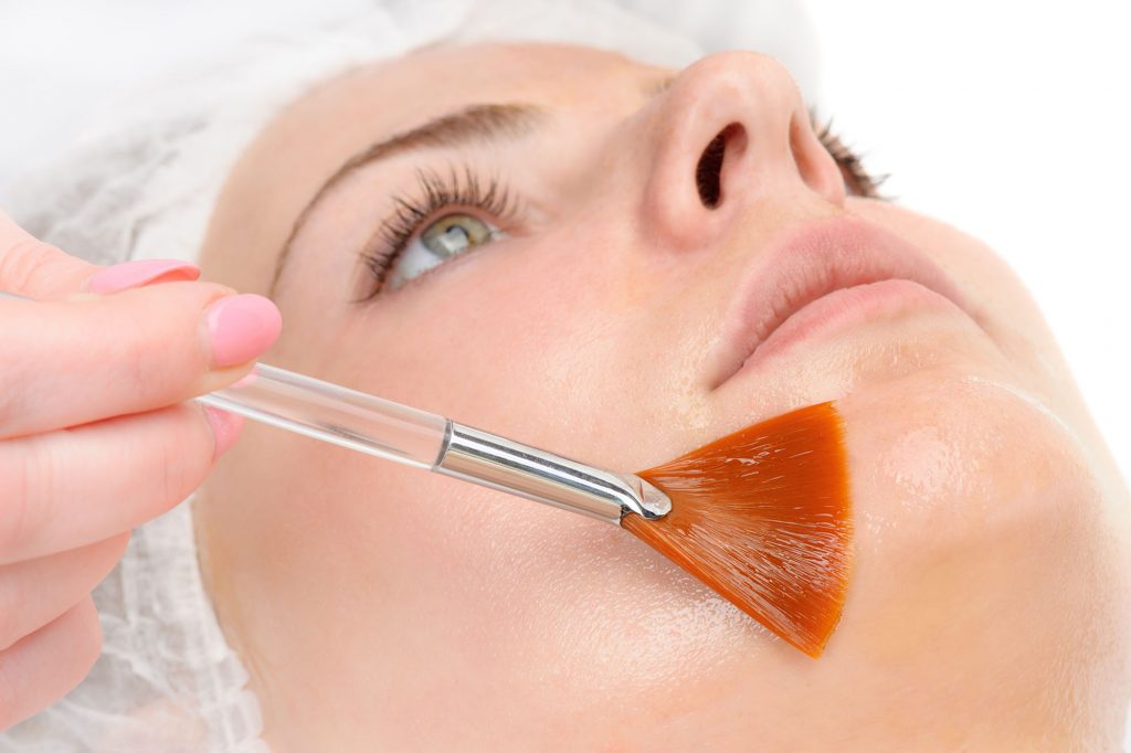 Peeling du visage au TCA par le docteur Sar